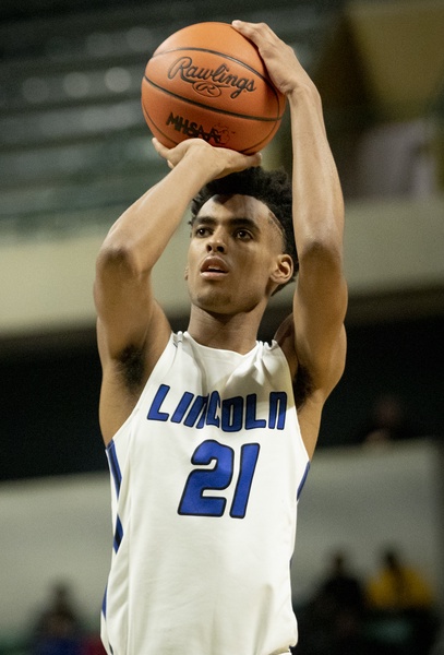 Emoni Bates shooting a freethrow